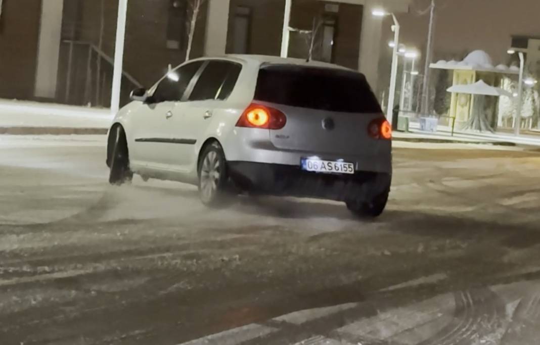 Aksaray'da tehlikeli sürüş: Karlı yolda drift attı! O anları da paylaştı! 9